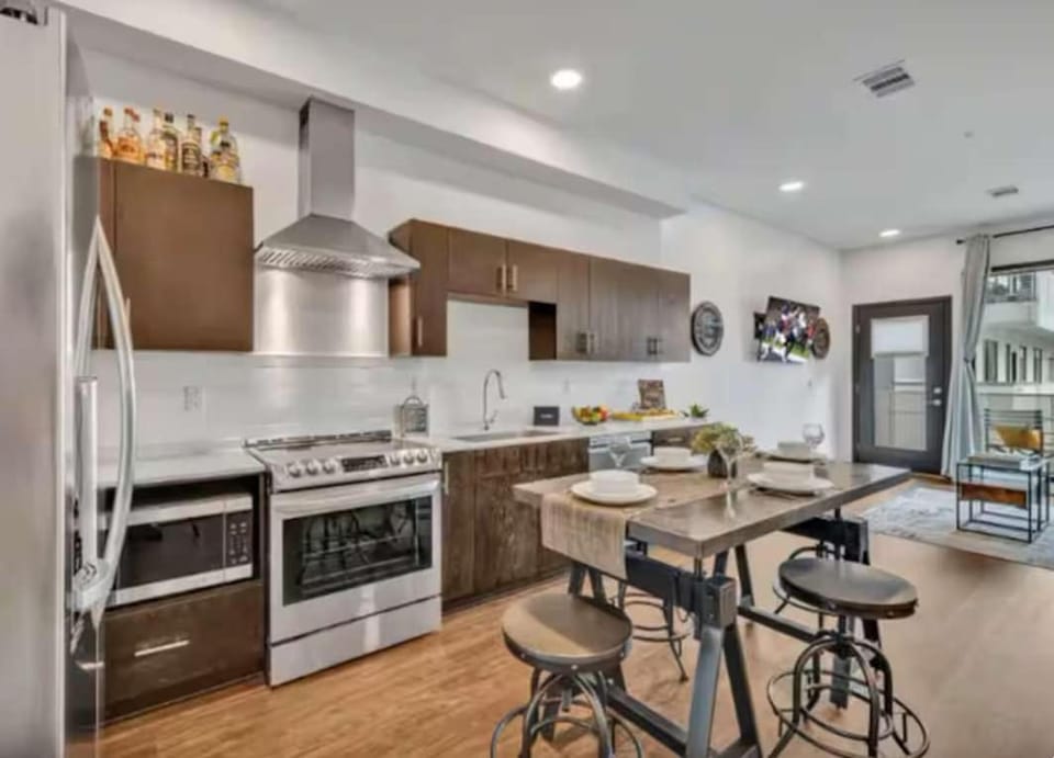 Modern Condo Near Gulch & Broadway King and Pool Apartment in Music Row