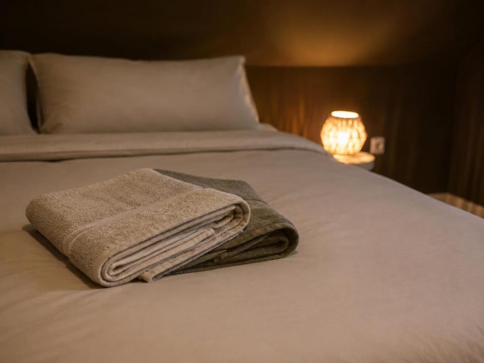 Bedroom, towels