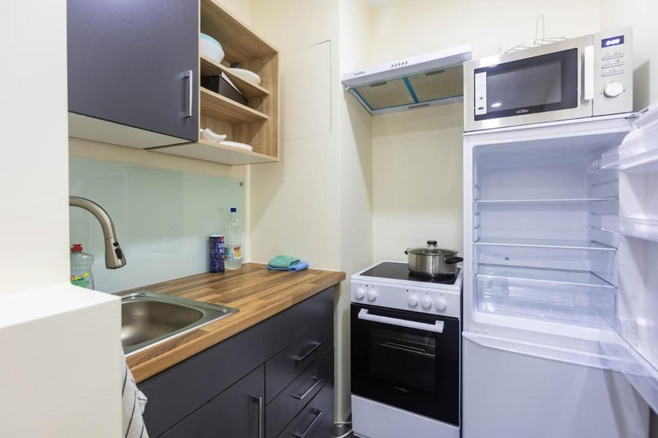 Appart climatisé au RDC avec cuisine privée, trés grande salle de bain, arrivée autonome et fenêtre sur couloir Apartment in Liège