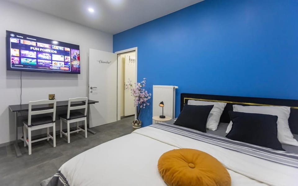 Bed, TV and multimedia, Seating area, Bedroom