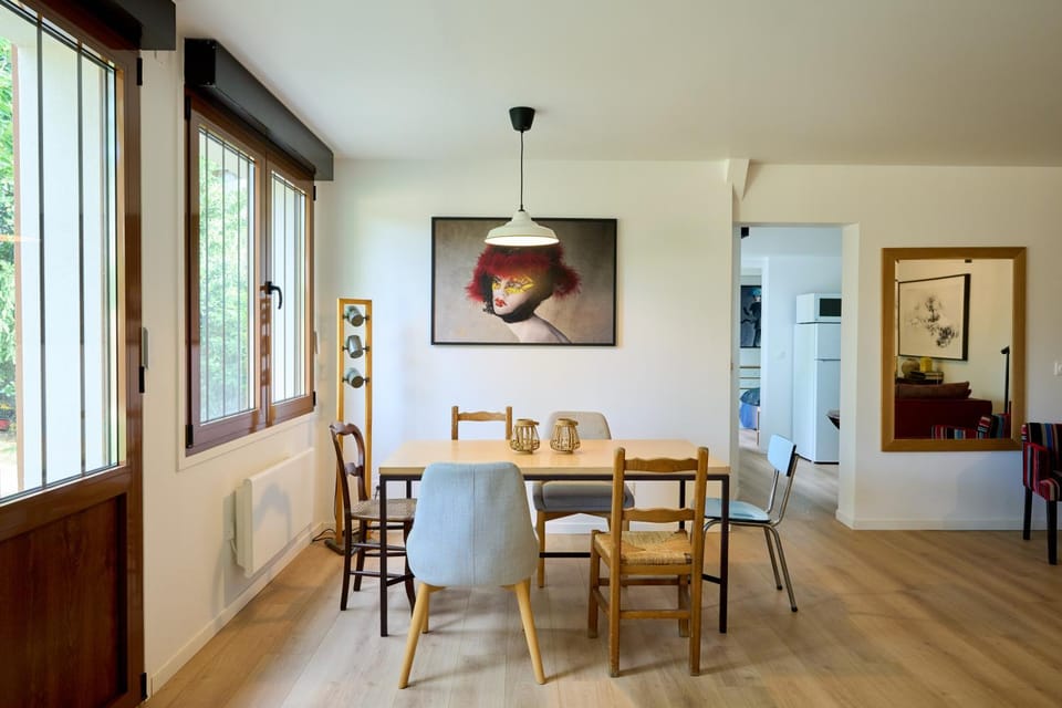 Seating area, Dining area