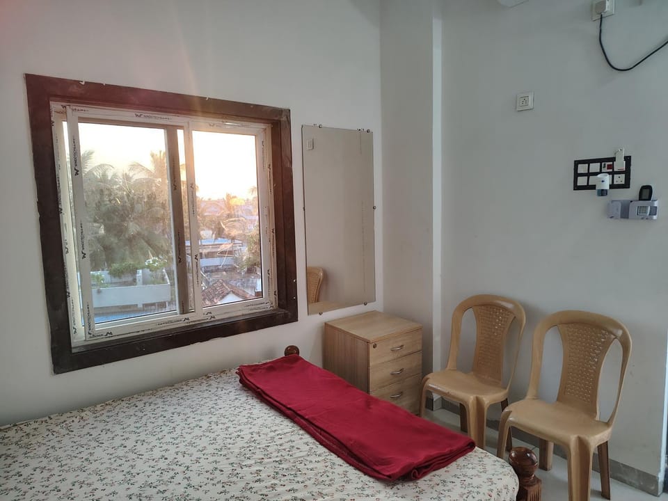 Bed, Photo of the whole room, Seating area, Bedroom