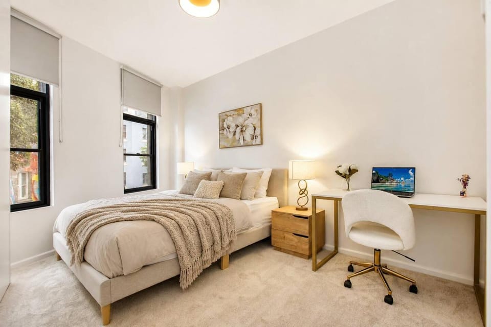 Bed, Photo of the whole room, Seating area, Bedroom