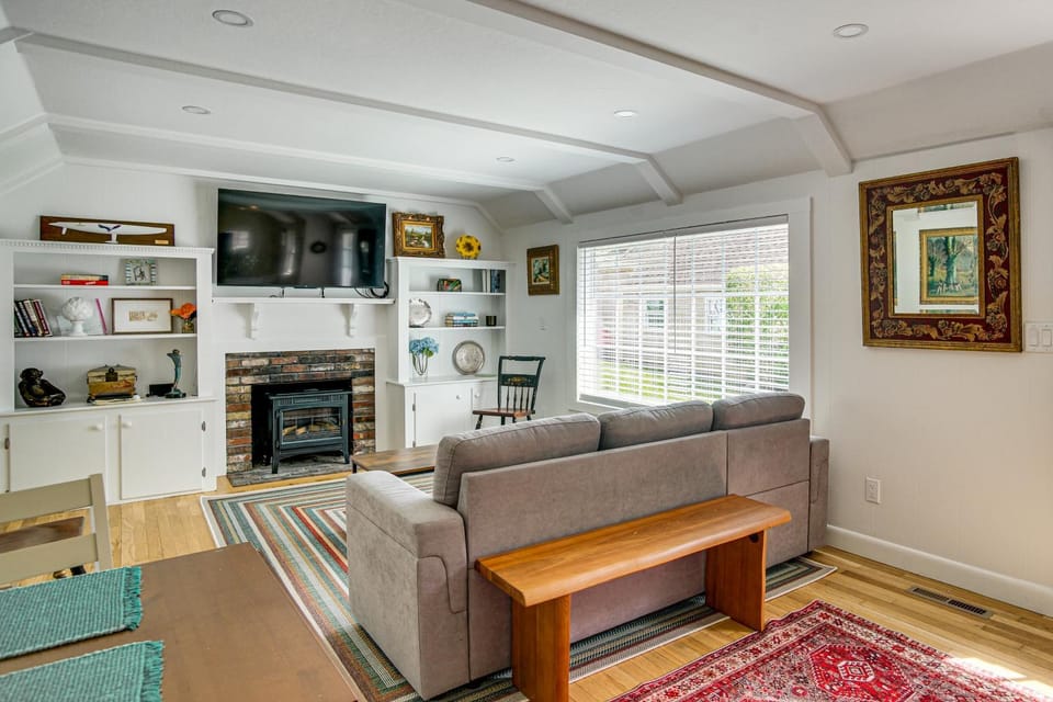 3 Mi to Craigville Beach! Walkable Couple’s Haven Apartment in Osterville