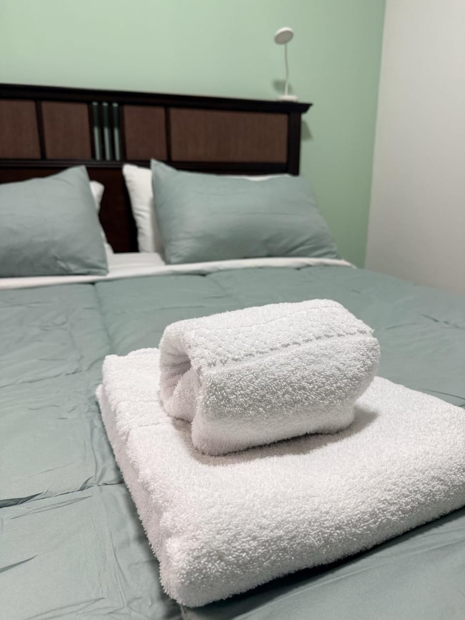 Bed, Bedroom, towels
