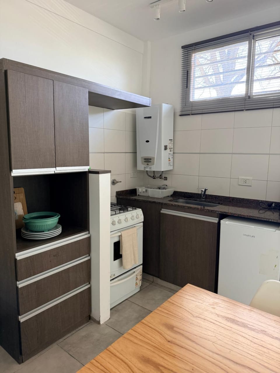 Kitchen or kitchenette, minibar, oven