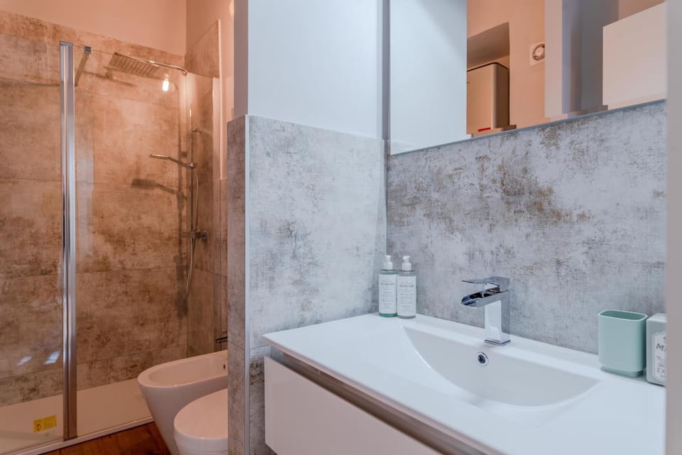 Shower, Toilet, Bathroom, towels