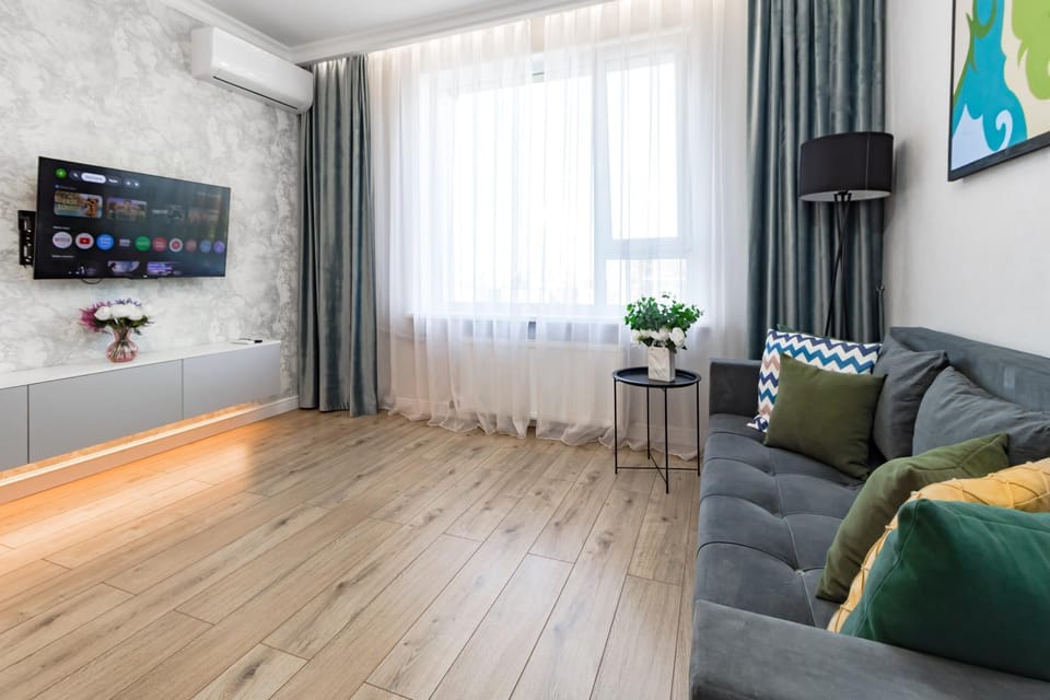 Communal lounge/ TV room, TV and multimedia, Living room, Seating area, air conditioner