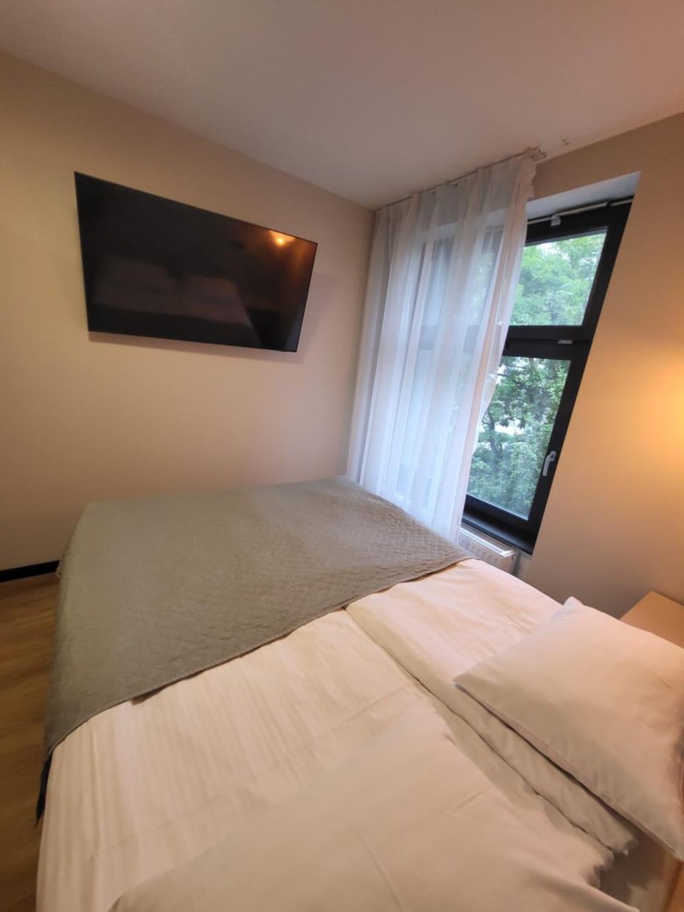 Bed, TV and multimedia, Photo of the whole room, Bedroom
