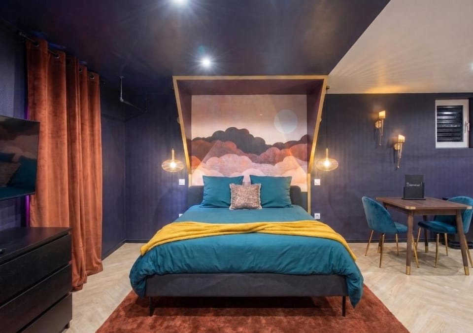 Communal lounge/ TV room, Bed, Night, TV and multimedia, Bedroom