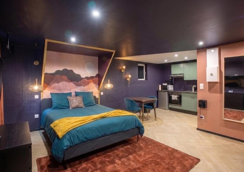 Bed, Kitchen or kitchenette, Photo of the whole room, Seating area, Dining area, Bedroom, stove, kitchen, kitchen