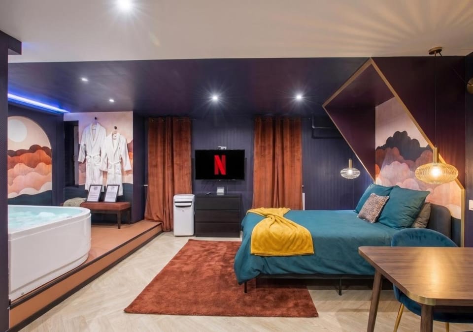 Bed, Night, Hot Tub, Hot Tub, TV and multimedia, Photo of the whole room, Bedroom