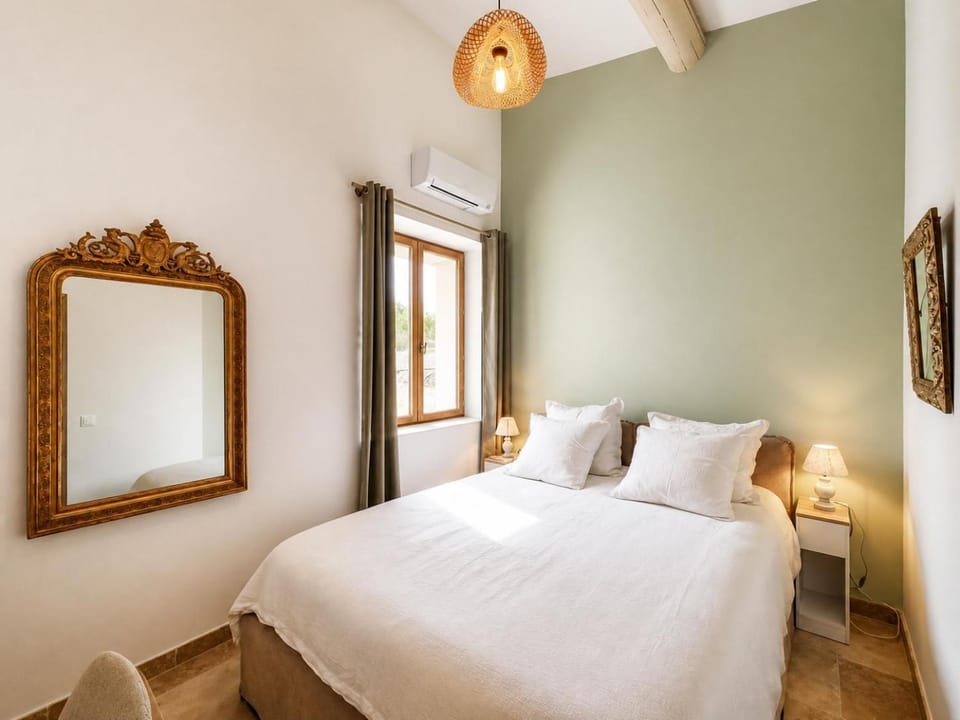 Bed, Photo of the whole room, Bedroom, air conditioner