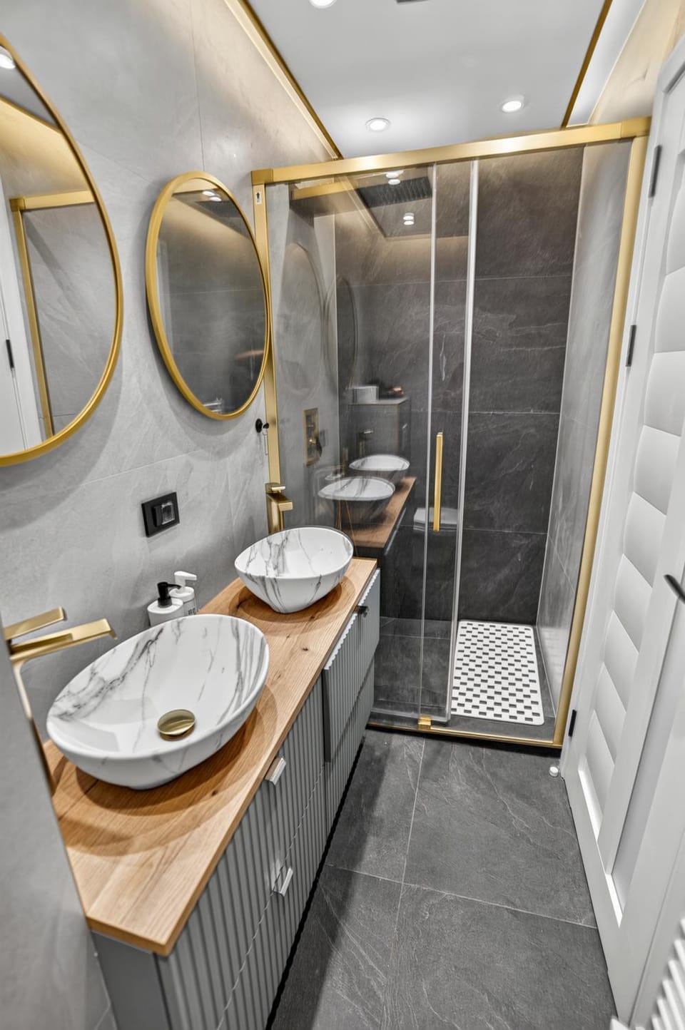 CITY TO CITY 4BR 14 Guests Panoramic Views Apartment in Bucharest