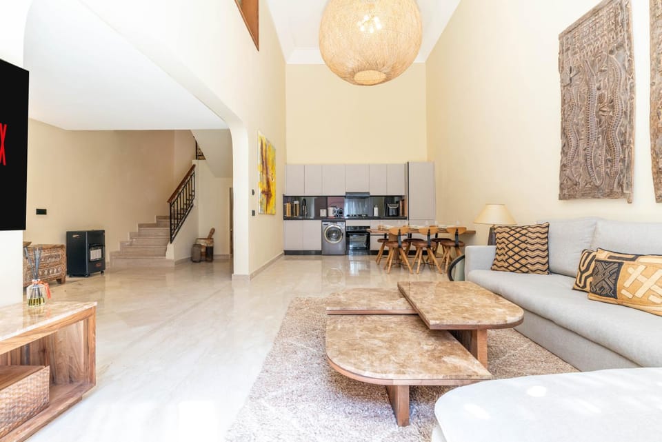 TV and multimedia, Kitchen or kitchenette, Living room, Seating area, Dining area