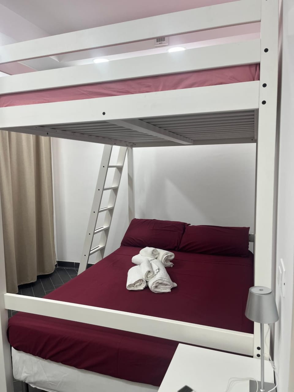 Bed, Photo of the whole room, Bedroom, bunk bed, towels