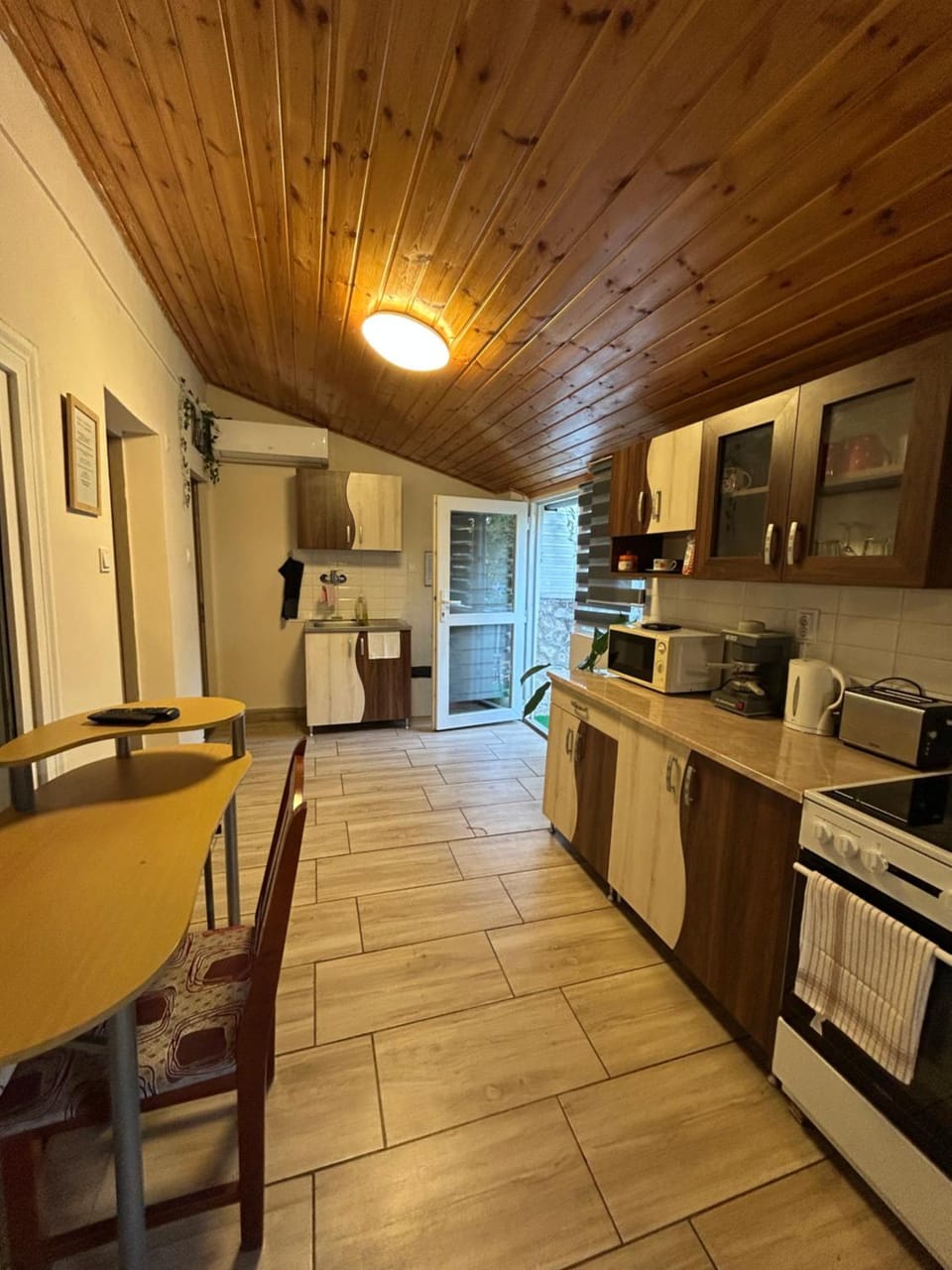 Kitchen or kitchenette, Dining area, oven, pet friendly, stove, toaster