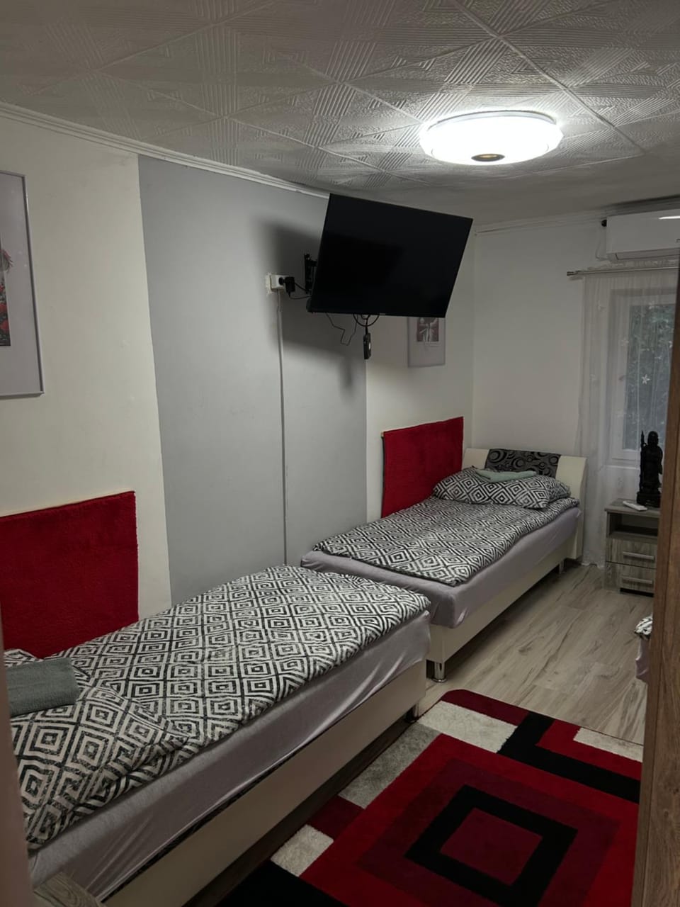 Bed, TV and multimedia, Photo of the whole room, Bedroom