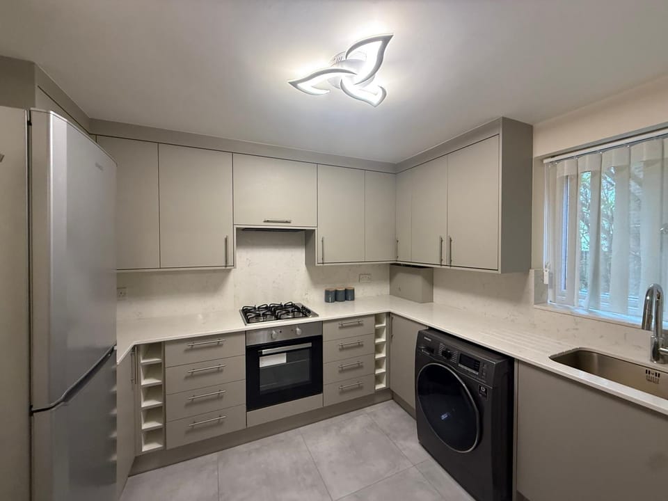 Modern 3 BED Pinner Free Parking Sleeps 6 House in Pinner
