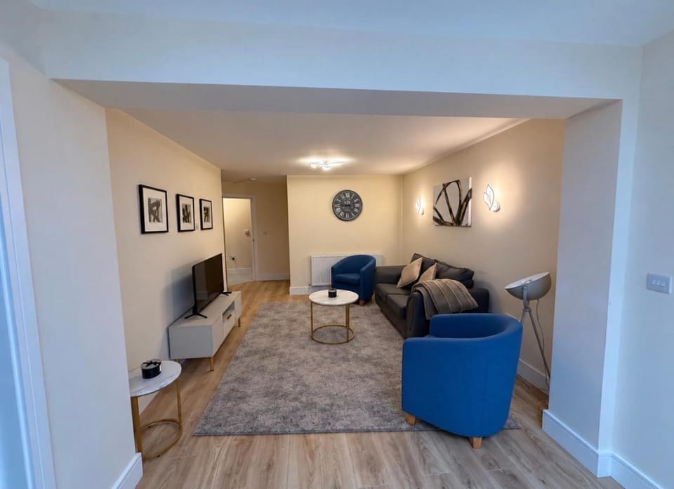 Modern 3 BED Pinner Free Parking Sleeps 6 House in Pinner