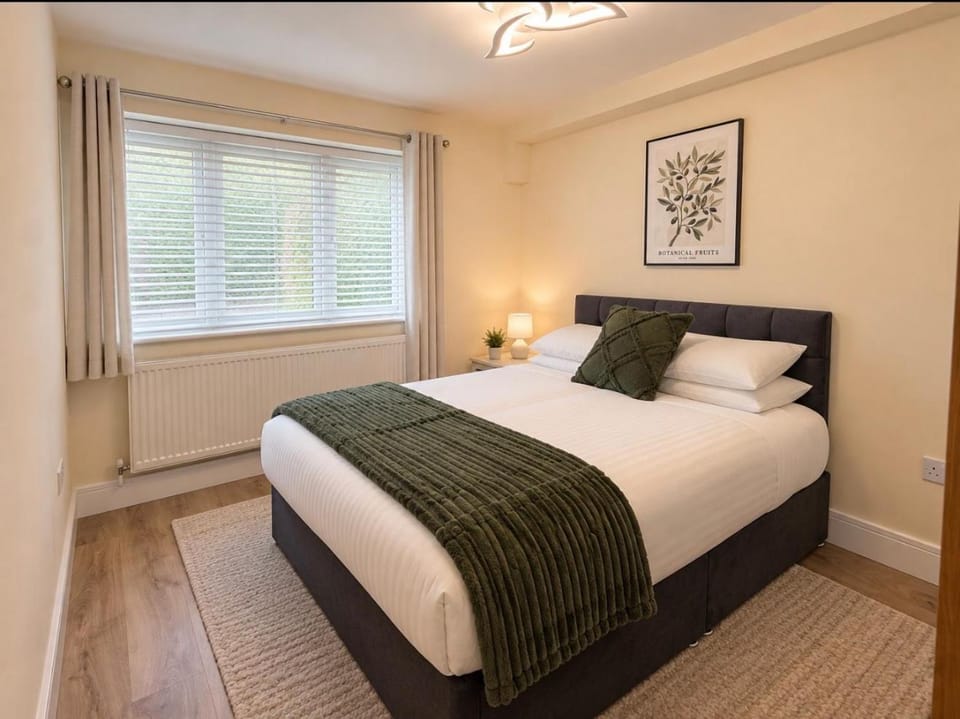 Modern 3 BED Pinner Free Parking Sleeps 6 House in Pinner