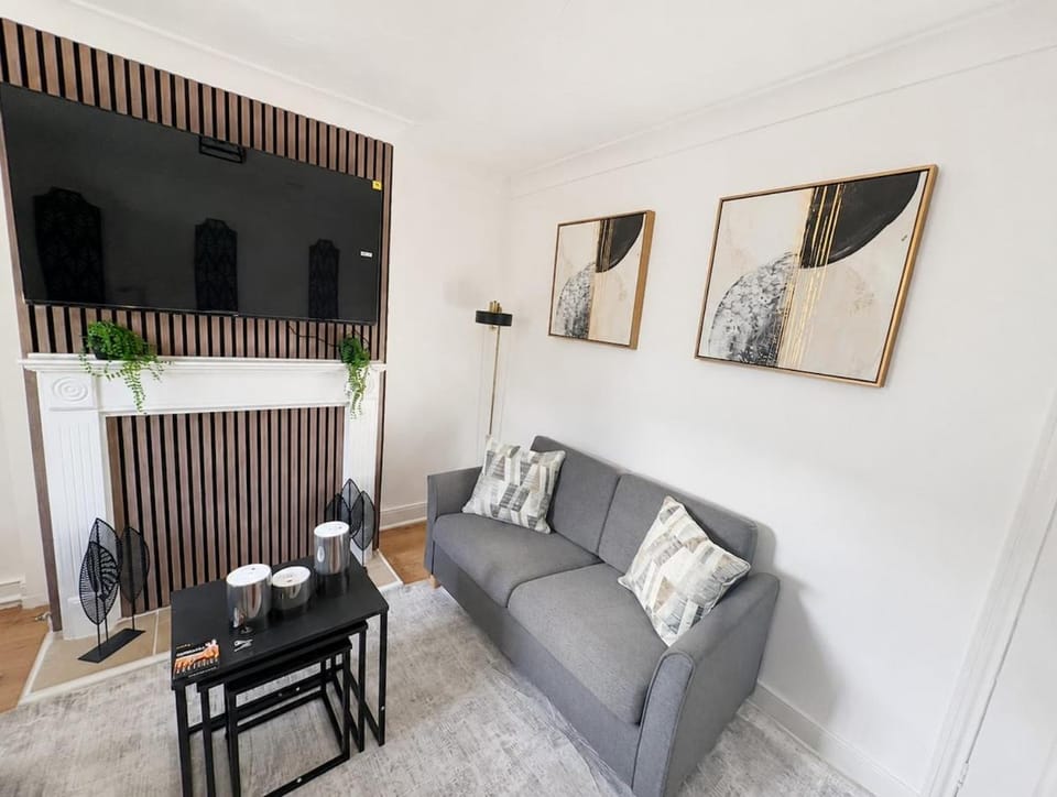 Colchester City Fast WIFI Free Parking Garden Villa in Colchester