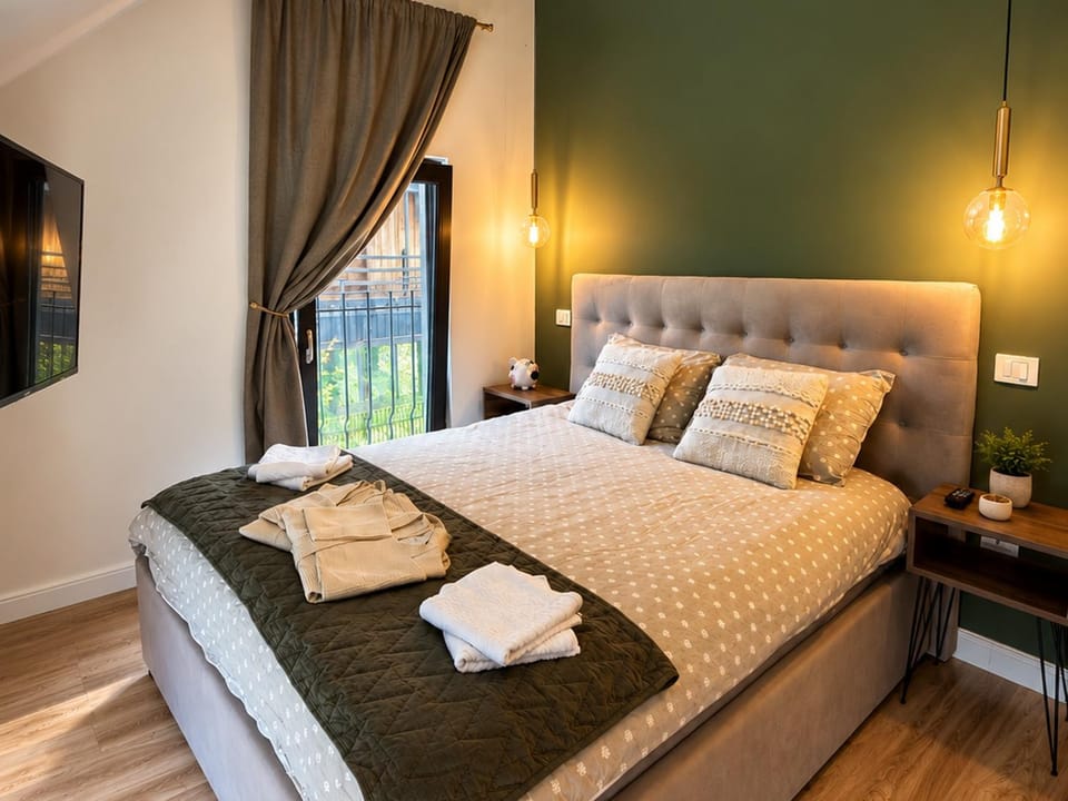 Bed, TV and multimedia, Photo of the whole room, Bedroom, towels