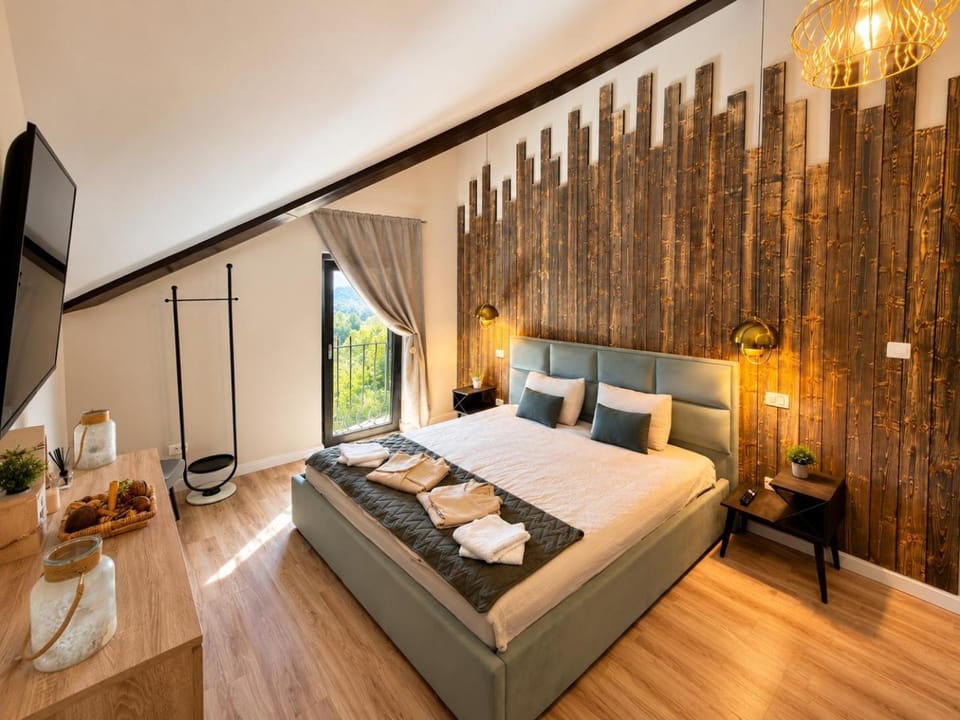 Bed, TV and multimedia, Photo of the whole room, Bedroom, towels