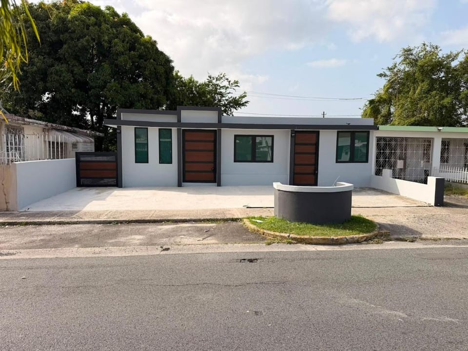 Modern Duplex 2 Apartments Sleeps10 Water Reserve House in Carolina