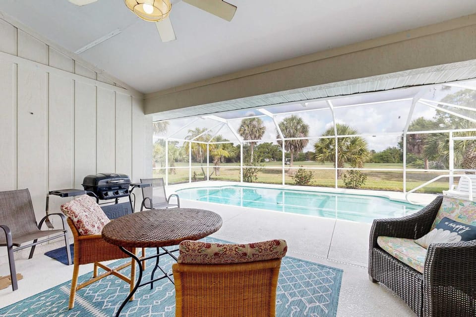 Spacious home with outdoor space & private pool House in Rotonda Lakes