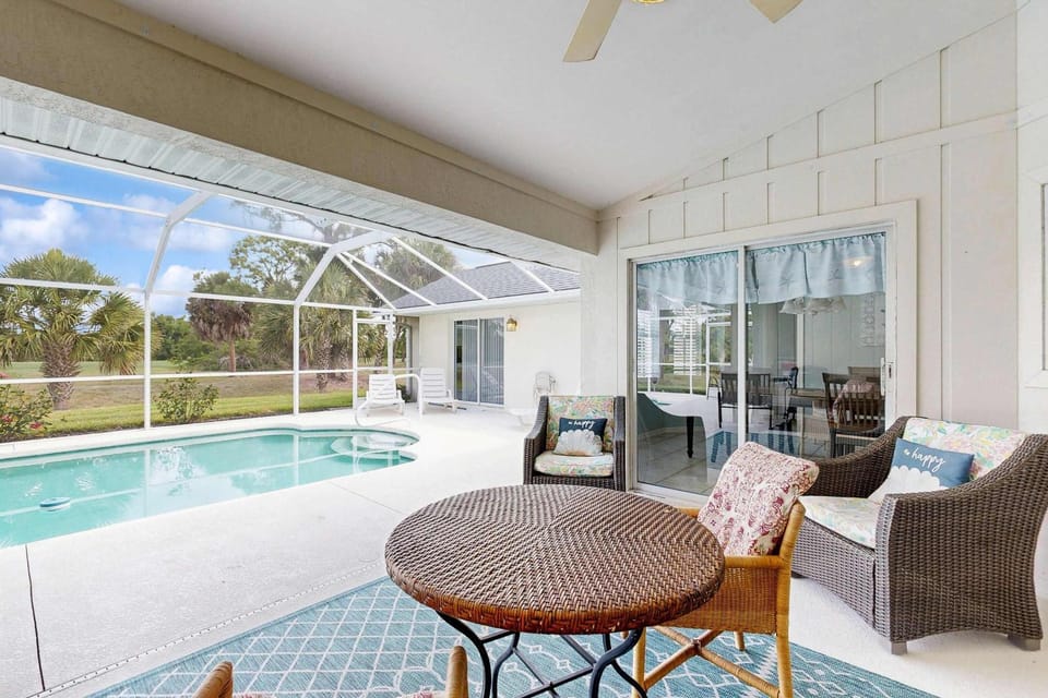 Spacious home with outdoor space & private pool House in Rotonda Lakes