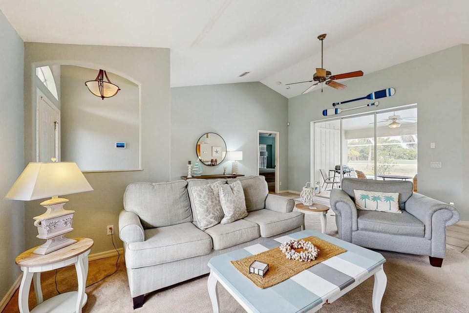 Spacious home with outdoor space & private pool House in Rotonda Lakes