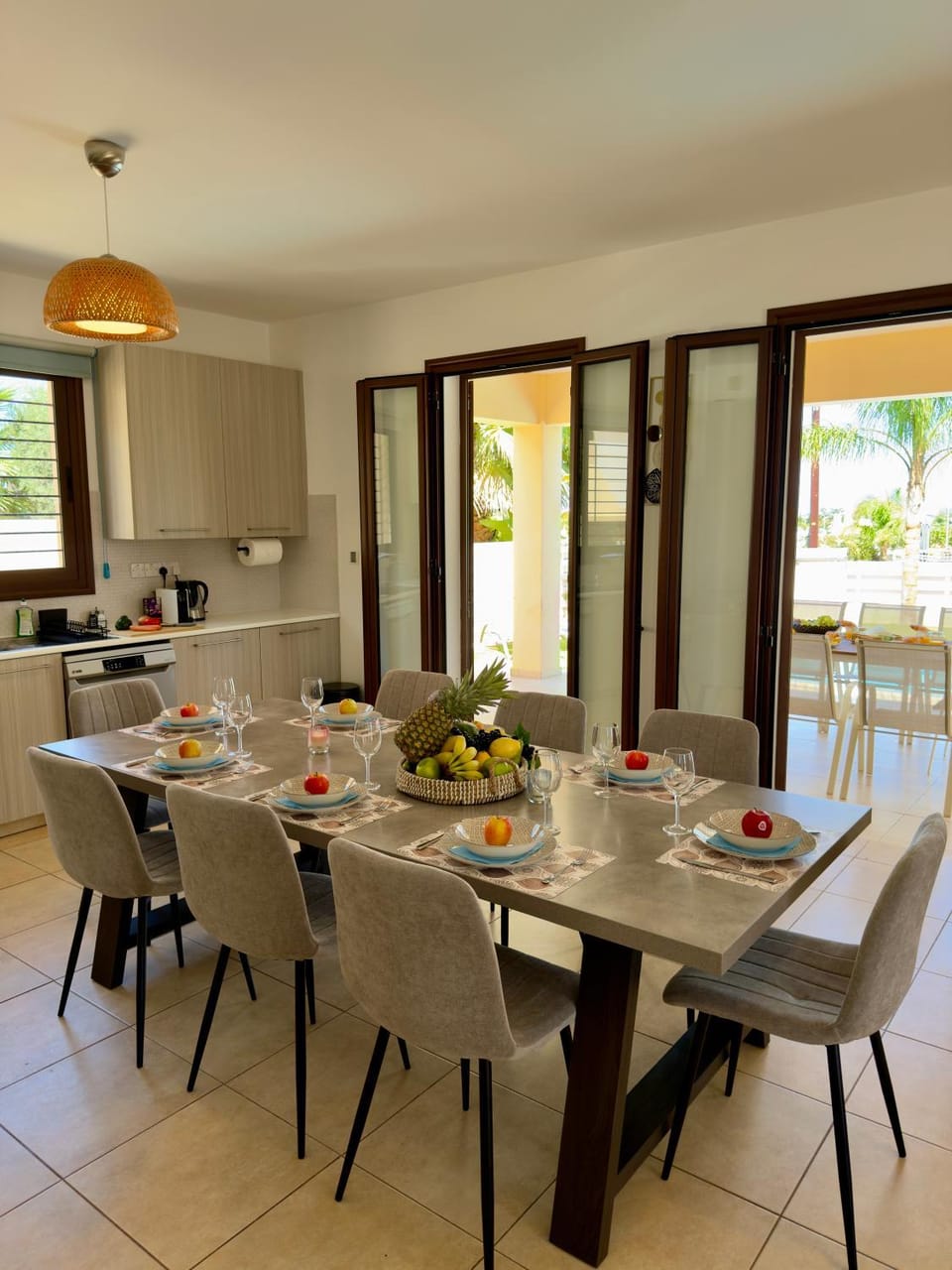 Kitchen or kitchenette, Living room, Seating area, Dining area