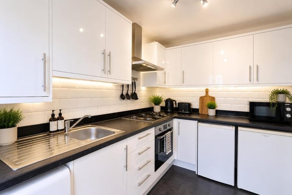 3 Bed Home from Home, Great for Groups with FREE Parking Apartment in Rotherham