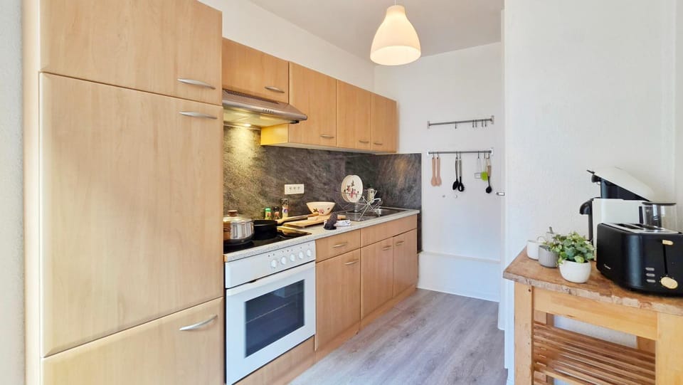 Coffee/tea facilities, Kitchen or kitchenette, stove