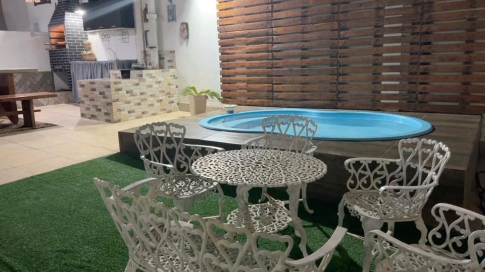 Casa em divinopólis com área gourmet e piscina, fogão a lenha House in State of São Paulo