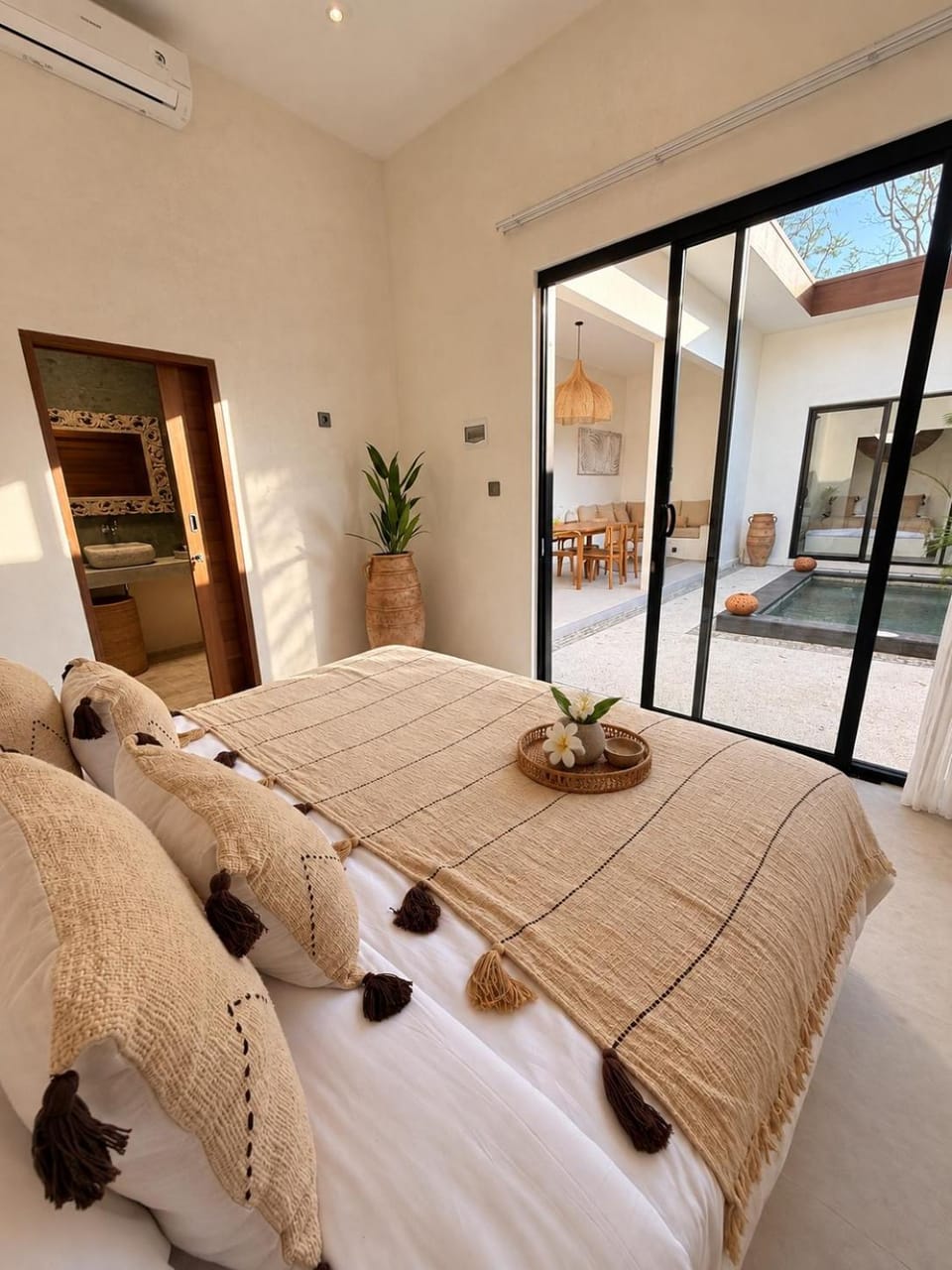Bed, Photo of the whole room, Bedroom, air conditioner