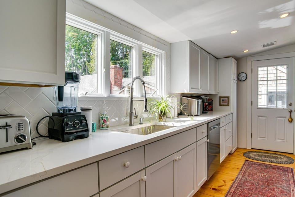 Walk to Main St! Osterville Cottage w/ Patio House in Osterville