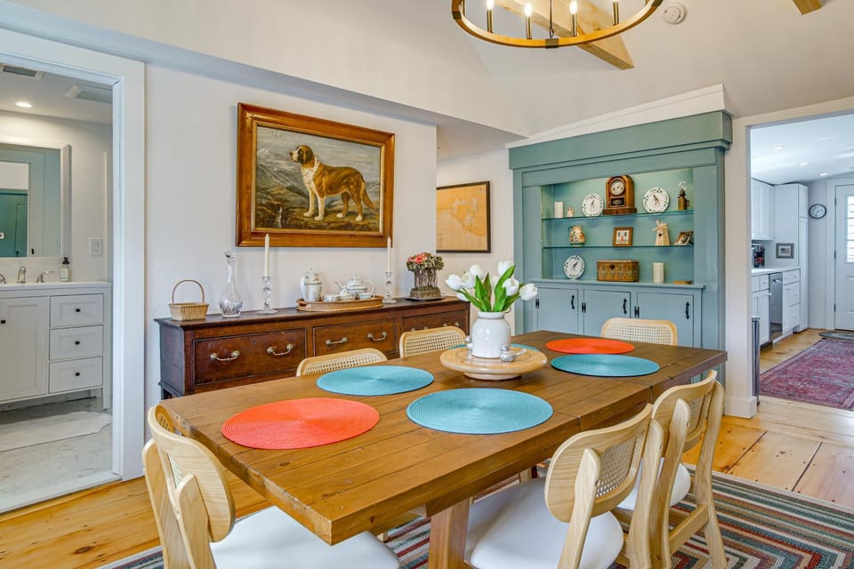 Walk to Main St! Osterville Cottage w/ Patio House in Osterville