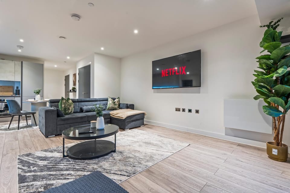 TV and multimedia, Living room, Seating area, Evening entertainment