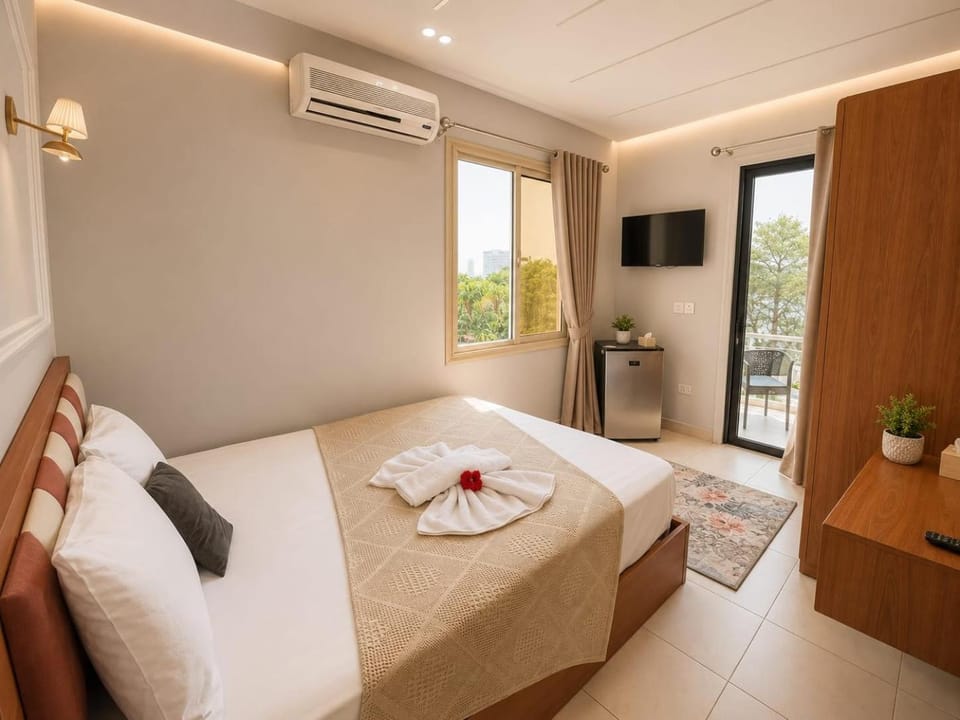 Communal lounge/ TV room, Bed, TV and multimedia, Living room, Photo of the whole room, Seating area, Evening entertainment, Bedroom, towels, air conditioner