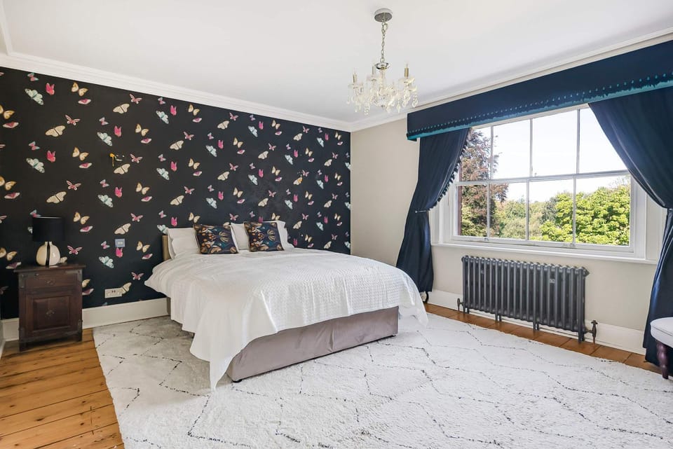 Grand 7BR Estate Hot Tub Cinema Sleeps 12 House in Hertford