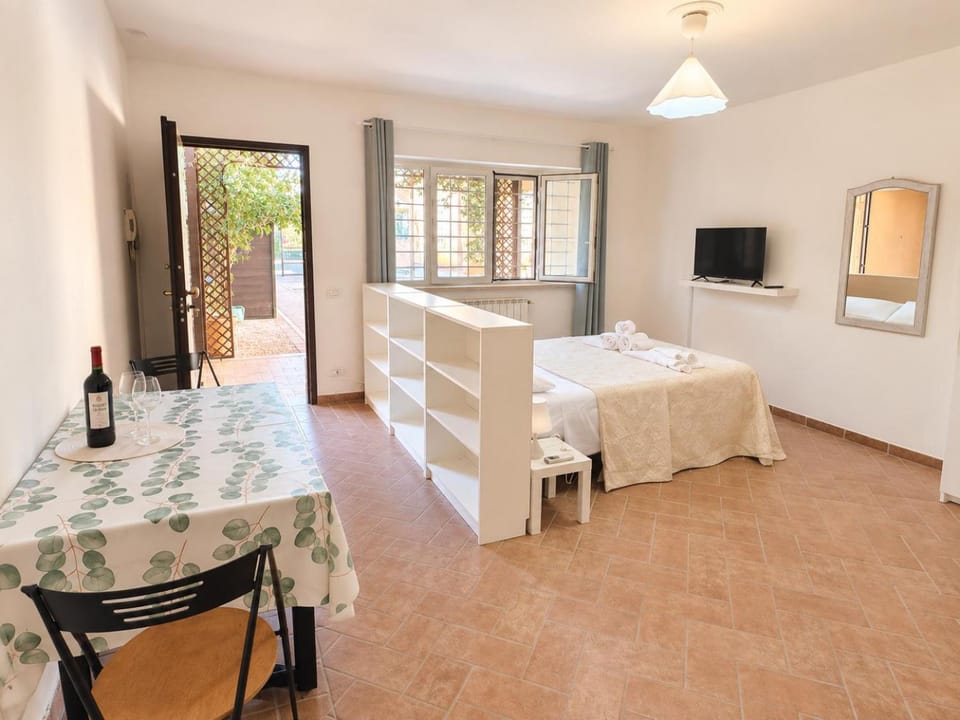 Bed, TV and multimedia, Living room, Photo of the whole room, Seating area, Dining area