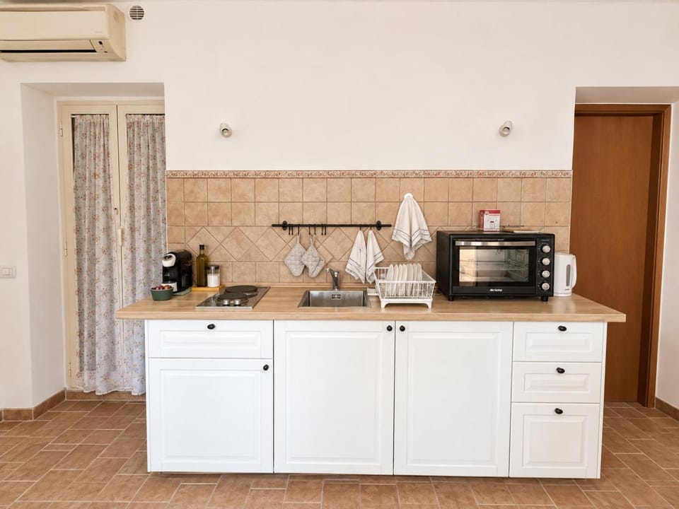 Coffee/tea facilities, Kitchen or kitchenette, stove
