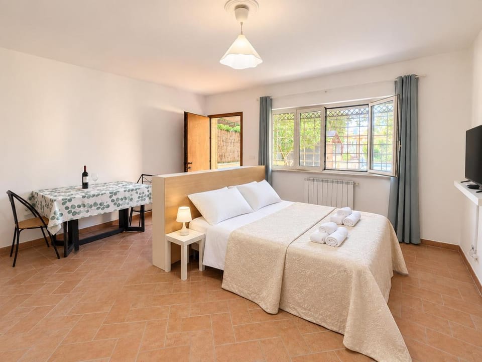 Bed, TV and multimedia, Living room, Photo of the whole room, Seating area, towels