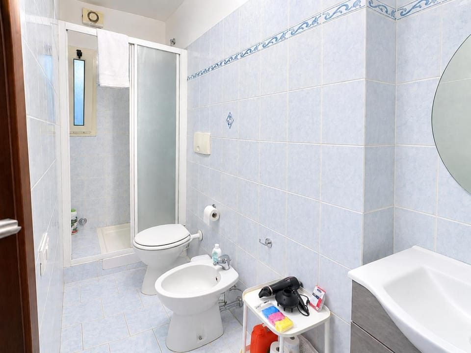 Shower, Toilet, Bathroom, bidet, towels