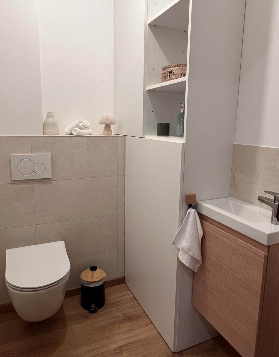 Toilet, towels