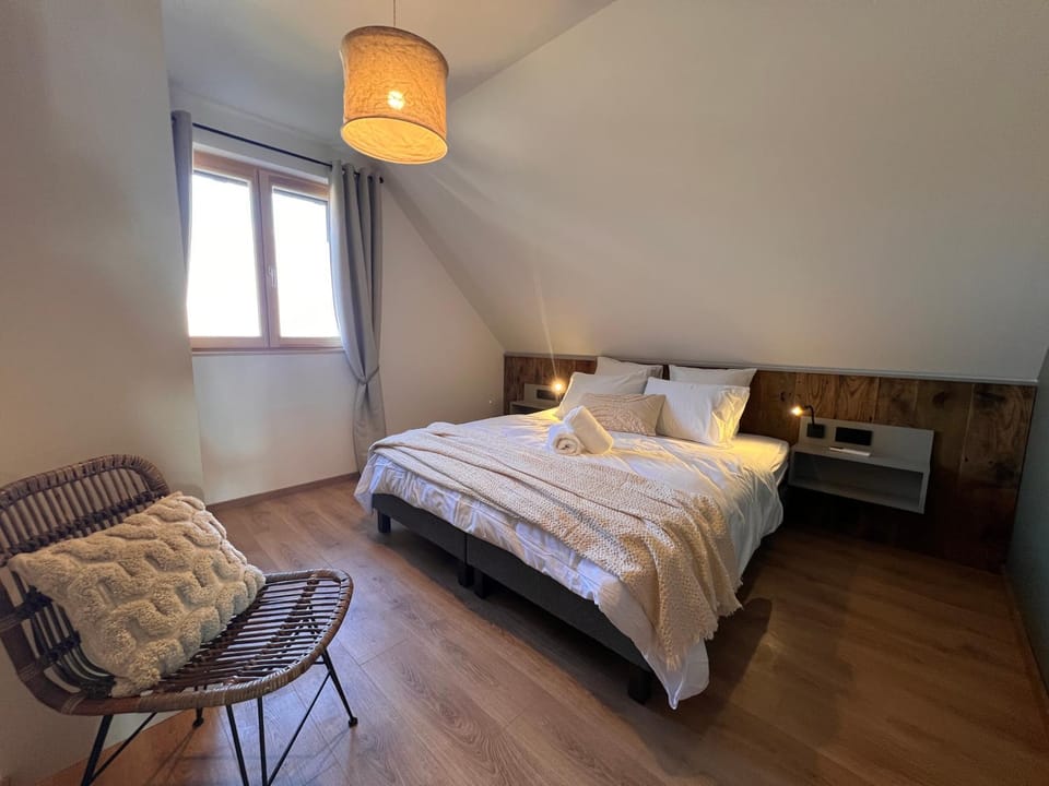 Bed, Photo of the whole room, Bedroom, internet, wardrobe