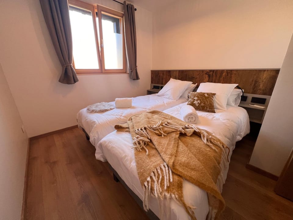 Bed, Photo of the whole room, Bedroom, children, internet, towels
