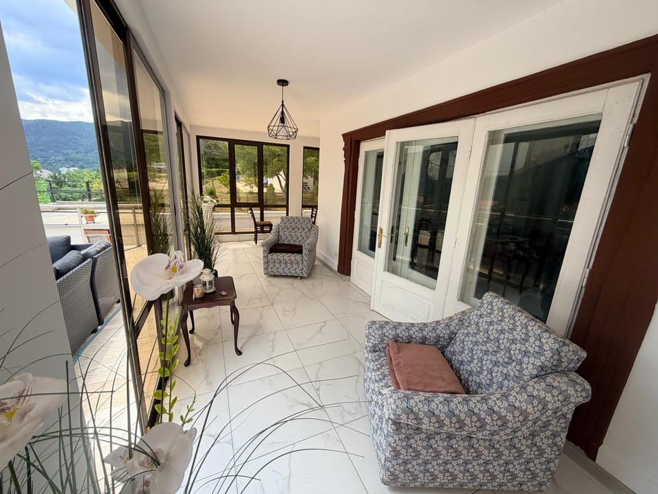 Patio, View (from property/room), Balcony/Terrace, Seating area, Mountain view